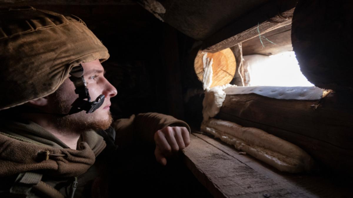 Ein Ukraine-Soldat blickt gebannt Richtung russische Grenze. (Foto)