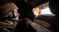 Ein Ukraine-Soldat blickt gebannt Richtung russische Grenze.