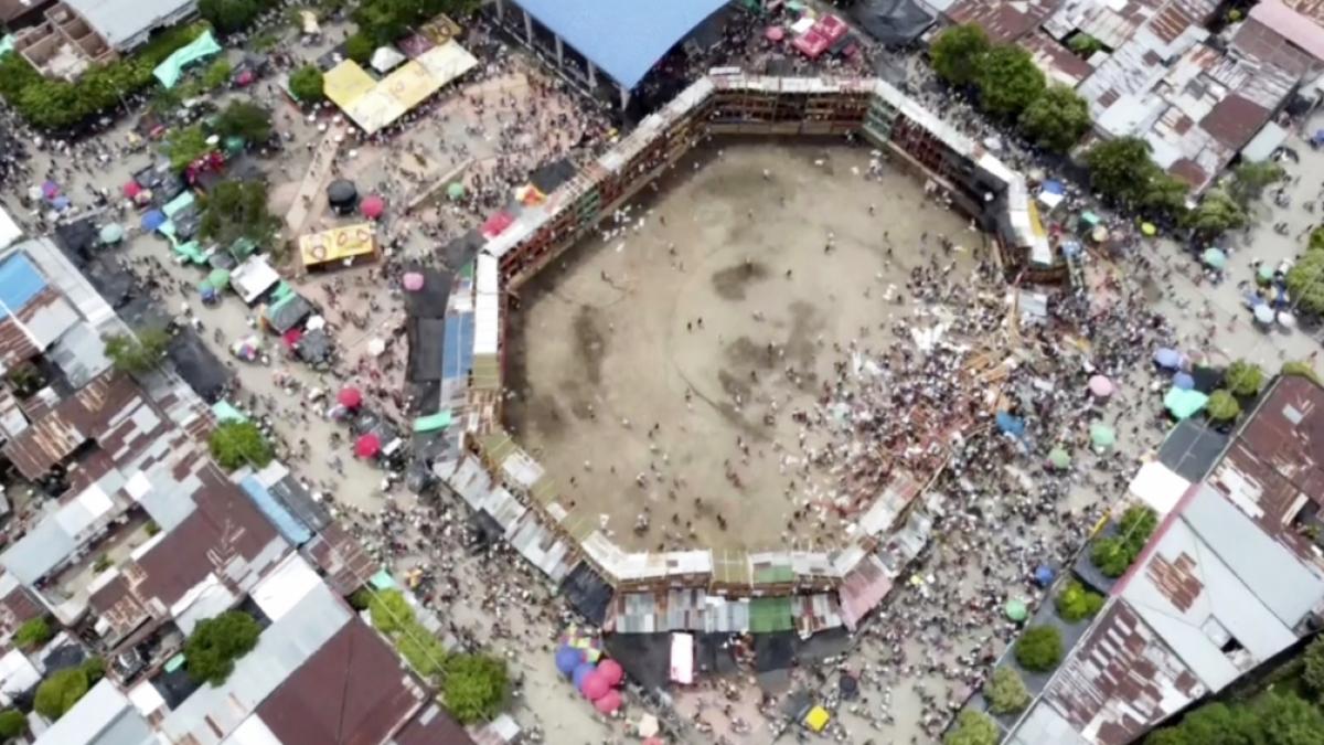 In der Stierkampfarena in El Espinal, Kolumbien, st&uuml;rzten Holztrib&uuml;nen ein. Es gab mindestens vier Tote. (Foto)