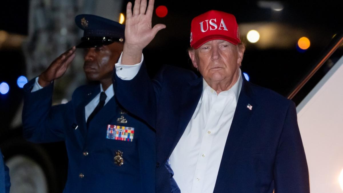 Donald Trumps Gesundheitszustand ist Gegenstand nicht abrei&szlig;en wollender Spekulationen - nun explodieren die Ger&uuml;chte, nachdem der 80-J&auml;hrige mit Beinschienen unter der Kleidung gesichtet wurde. (Foto)
