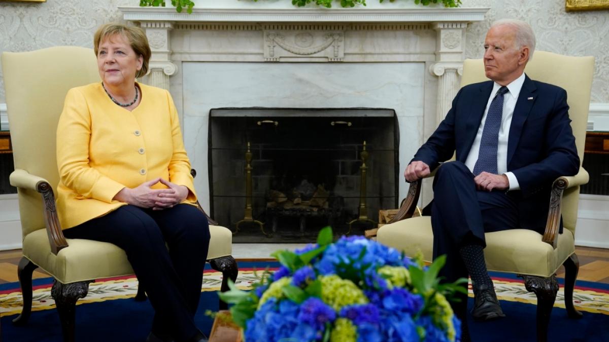 Bundeskanzlerin Angela Merkel (CDU, l) bei einem Gespr&auml;ch mit US-Pr&auml;sident Joe Biden im Oval Office des Wei&szlig;en Hauses. (Foto)