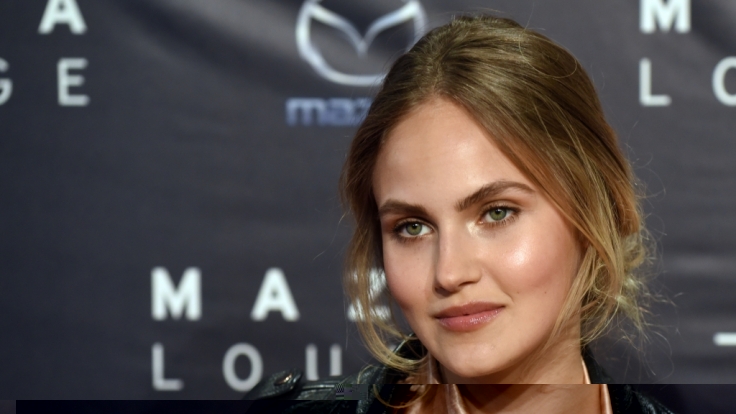 Elena Carriere ist die Tochter des Schauspielers Mathieu Carrière.