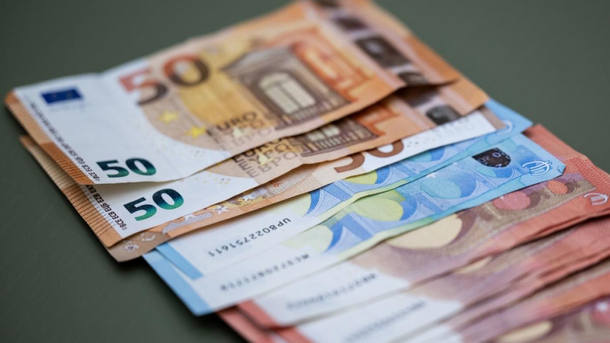 Deutschlands Rentnerinnen und Rentner m&uuml;ssen je nach Krankenversicherung mit bis zu 100 Euro weniger Rente pro Jahr auskommen - schuld sind die erh&ouml;hten Zusatzbeitr&auml;ge der Krankenkassen. (Foto)