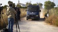 Ein portugiesischer Polizeiwagen fährt einen unbefestigten Weg entlang, wo die deutsche Polizei im Zusammenhang mit der vor 18 Jahren verschwundenen Madeleine McCann weitere Suchaktionen begonnen hat.