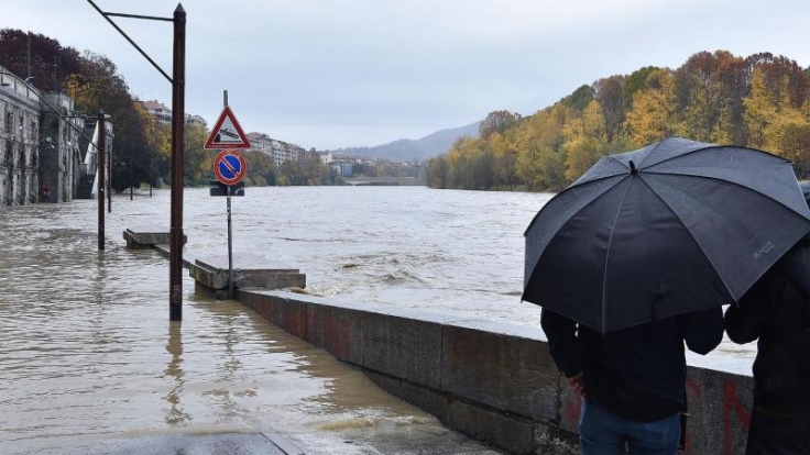 Starke Regenfälle haben einen großen Teil Norditaliens vielerorts für Hochwasser gesorgt. Auch der Fluss Po trat über seine Ufer.