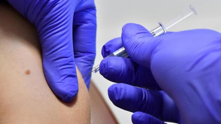 Erste klinische Daten legen nahe, dass die mRNA-Vakzine wirksam und allgemein gut verträglich sind.
