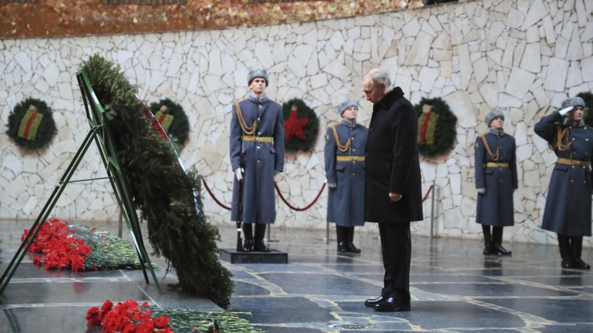 Wladimir Putin bei der Stalingrad-Gedenkfeier. In einer Propagandasendung verdrehte sein Vertrauter Dmitri Kisseljow jetzt historische Fakten zum sowjetischen Sieg im 2. Weltkrieg v&ouml;llig. (Foto)