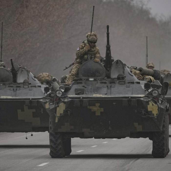 Russischer Soldat droht Ukrainern mit Granaten und totaler Zerstörung