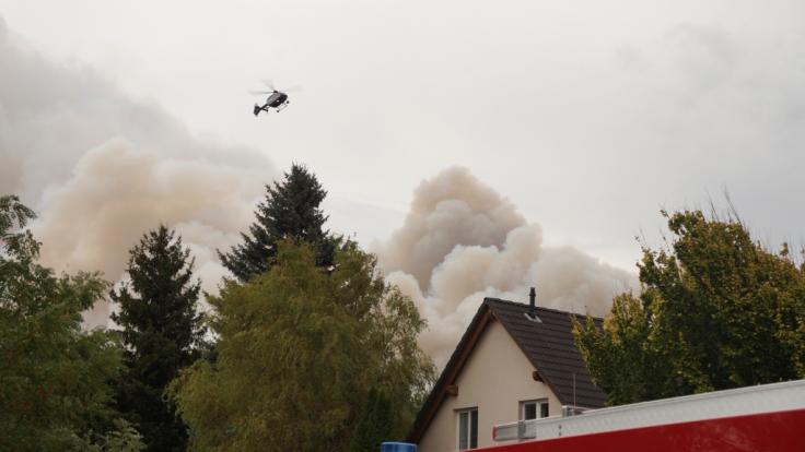 Ein Feuer hat sich im Südwesten Brandenburgs auf einer großen Waldfläche ausgebreitet. Betroffen seien rund 30 Hektar Fläche, sagte der Waldbrandschutzbeauftragte des Landes.