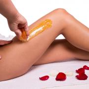Beim sogenannten Sugaring werden die Haare mit einer Zuckerpaste in Wuchsrichtung entfernt. Das Sugaring ist besonders für empfindliche Hauttypen geeignet.