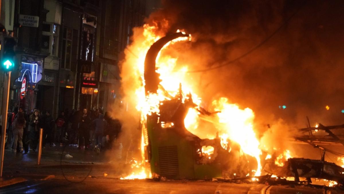 Ein Bus brennt auf den Stra&szlig;en von Dublin. In Irlands Hauptstadt hat es nach einer Messerattacke auf eine Frau und mehrere Kinder schwere Ausschreitungen gegeben. (Foto)