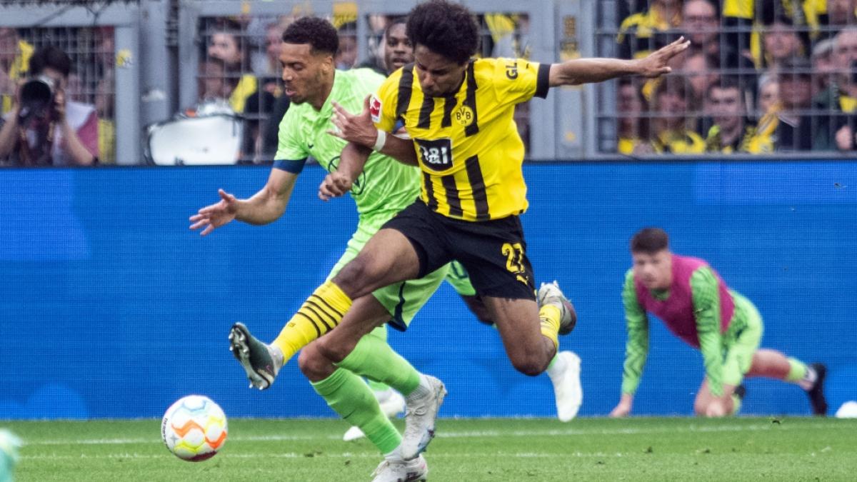 Der Wechsel von Felix Nmecha (l., hier im Zweikampf gegen Karim Adeyemi) vom VfL Wolfsburg zu Borussia Dortmund sorgt f&uuml;r Wirbel. (Foto)