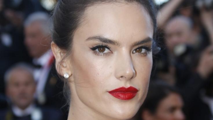 Alessandra Ambrosio posierte mit Tochter Anja Louise im Bikini am Strand.