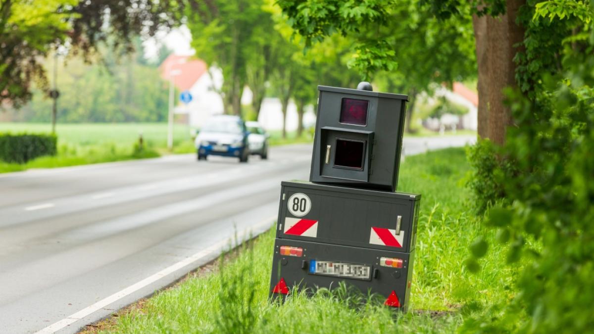 Ein gut gegen Vandalismus gesicherter sogenannter Panzer-Blitzer am Rand einer Landstra&szlig;e.&nbsp; (Symbolbild) (Foto)