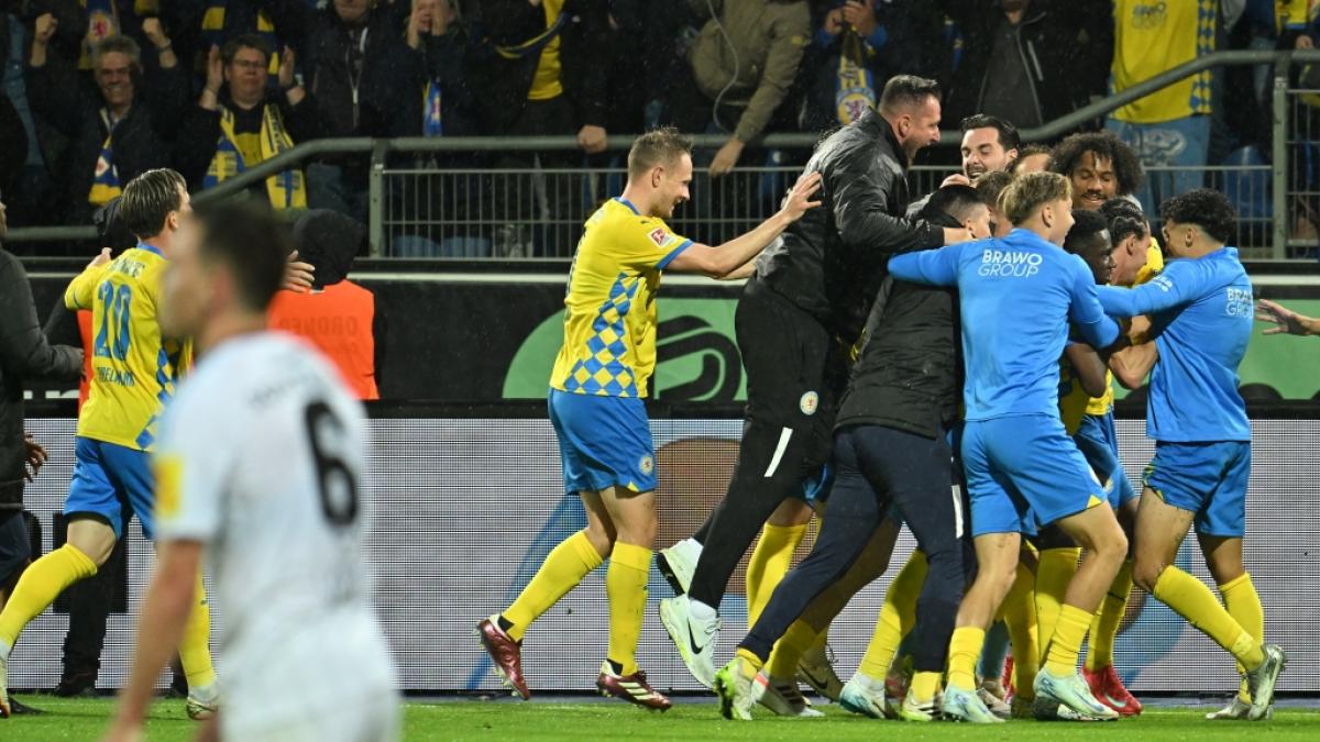 Eintracht Braunschweig feiert den Verbleib in der 2. Bundesliga. Die Niedersachsen setzten sich in der Relegation gegen den 1. FC Saarbr&uuml;cken durch. (Foto)