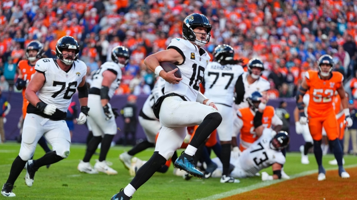 Trevor Lawrence von den Jacksonville Jaguars l&auml;uft in die Endzone der Denver Broncos, am 21.12.2025. (Symbolbild) (Foto)
