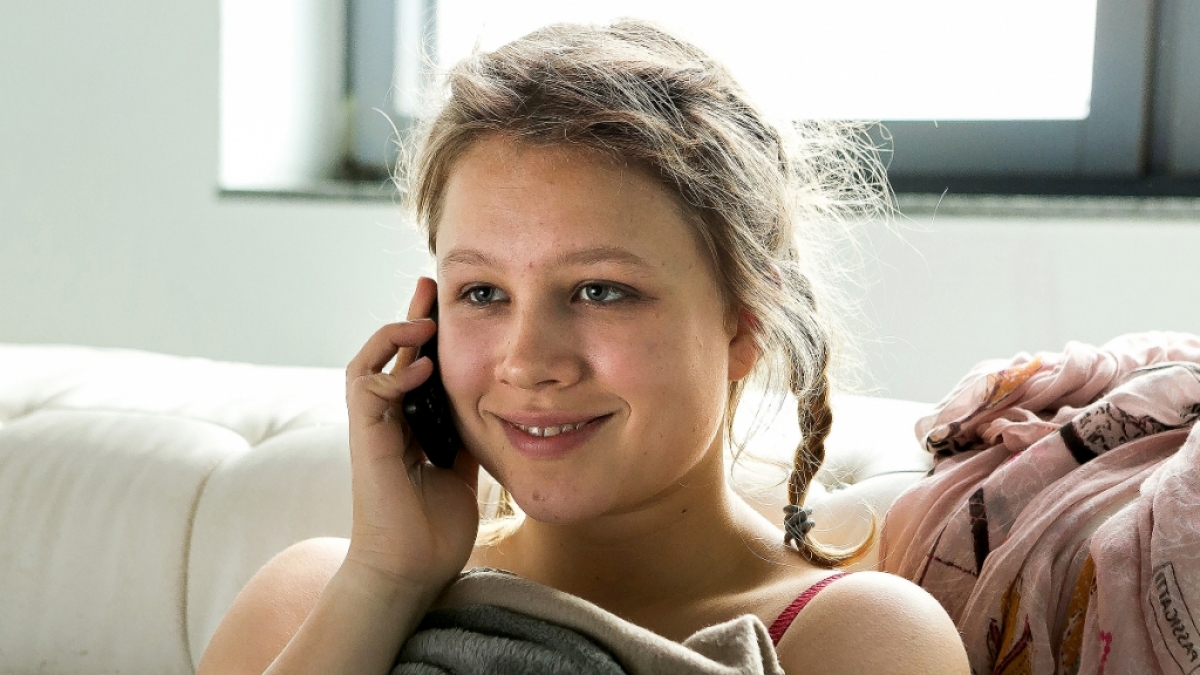 Anna Bachmann in ihrer Rolle als Caro im ARD-Film "Ich geh&ouml;re ihm". (Foto)