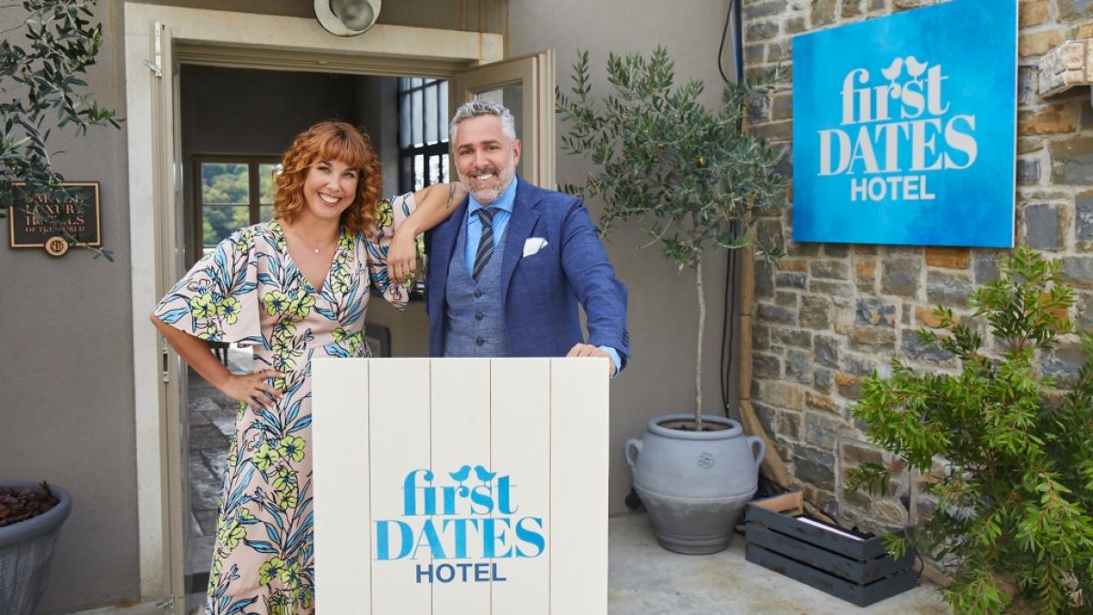 Rezeptionistin Aline und Gastgeber Roland Trettl begr&uuml;&szlig;en die Singles im "First Dates Hotel". (Foto)