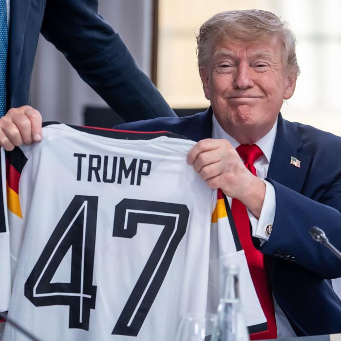 Bundeskanzler schenkt Trump ein DFB-Trikot – nach Merz-Satz explodiert das Netz
