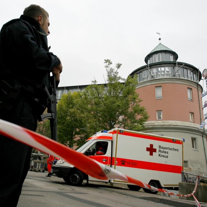 Er verletzte 10 Menschen mit Beil und Brandsätzen - Polizei sucht Amokläufer