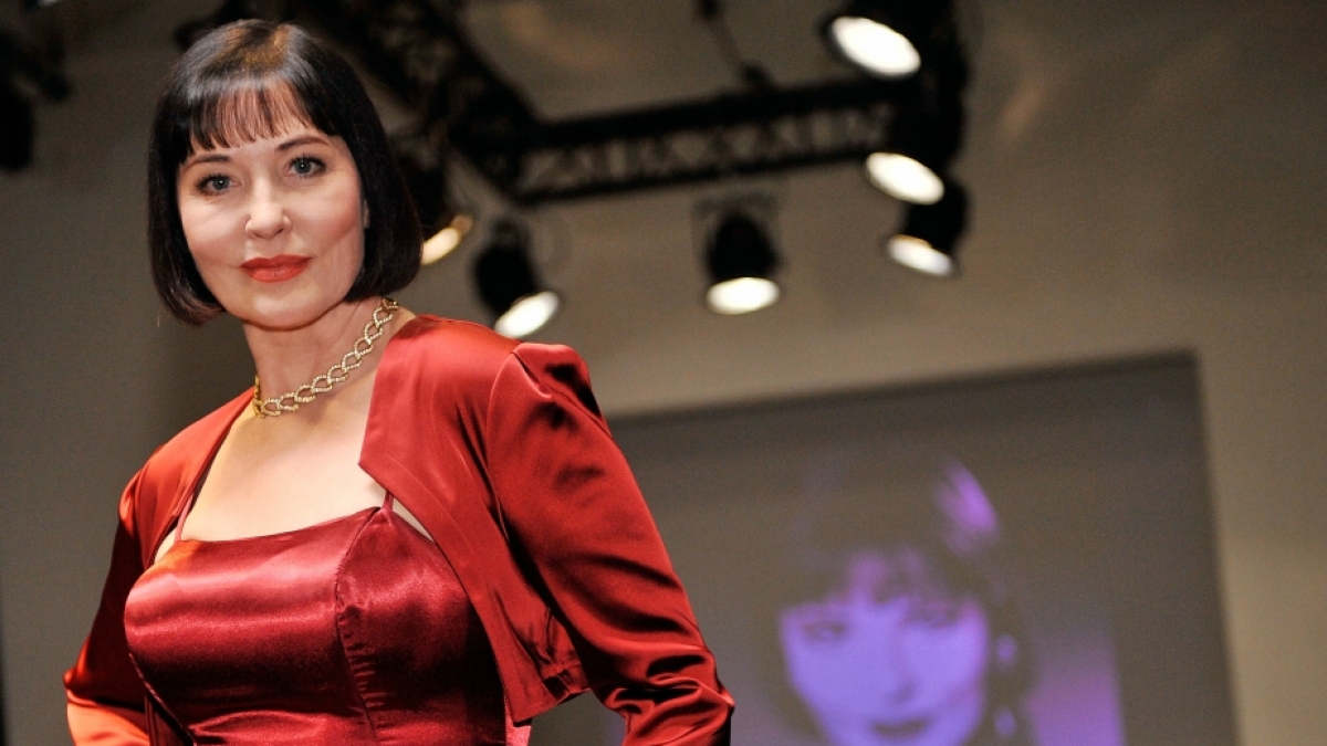 Ex-Verbotene Liebe-Star Isa Jank bei einem Fototermin. (Foto)