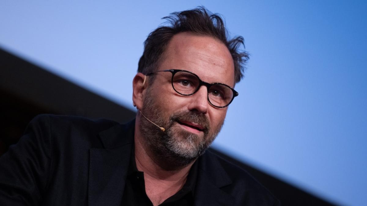 Komiker Kurt Kr&ouml;mer sitzt im Rahmen des Literaturfestivals Lit.Cologne auf der B&uuml;hne. (Foto)