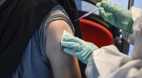 Impfdurchbrüche führen gerade bei Älteren immer häufiger zur Hospitalisierung. Daher sollten sie sich erneut impfen lassen.