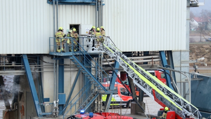In Regensburg sind zwei Männer in ein Silo gefallen und starben später im Krankenhaus.