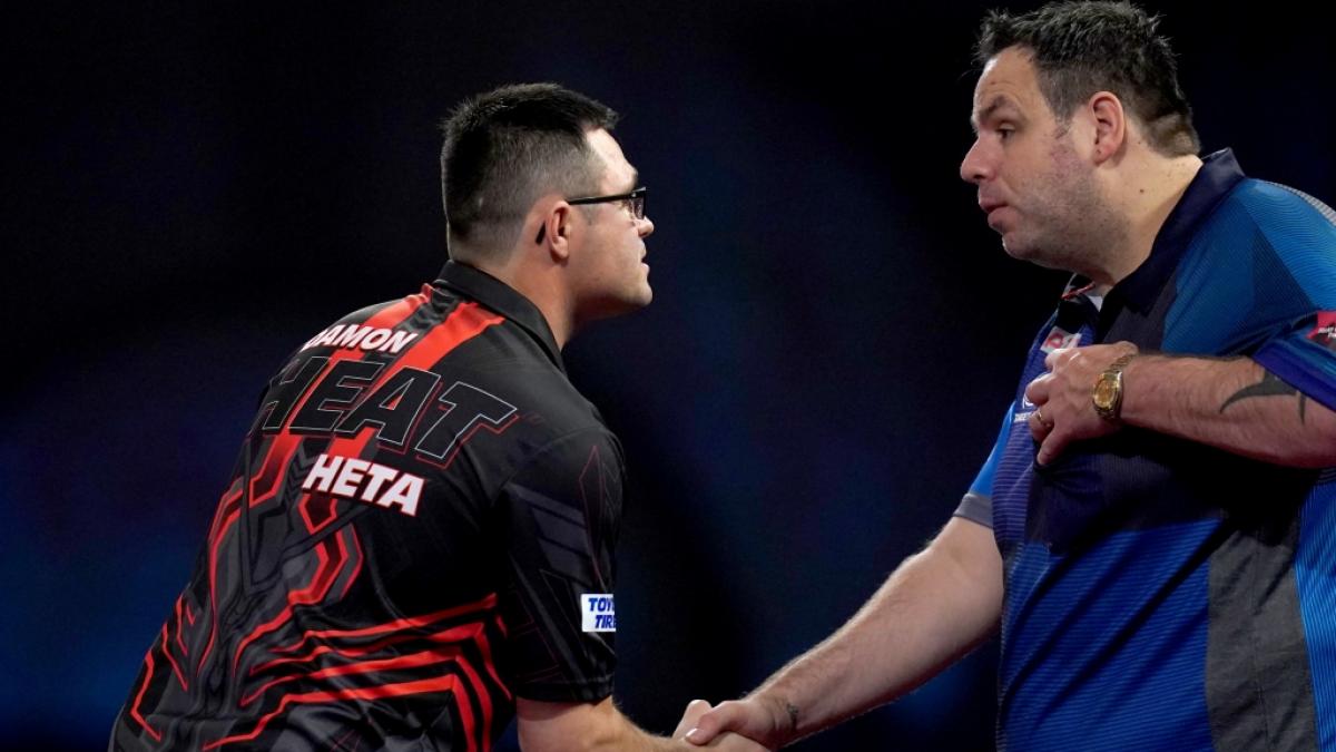 F&uuml;r Ex-Weltmeister Adrian Lewis (re.) war in Runde 2 der Darts-WM 2023 Schluss: "Jackpot" musste sich Damon Heta geschlagen geben. (Foto)