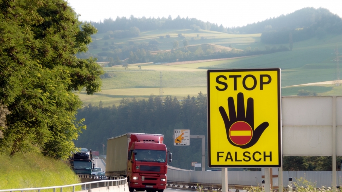 Geisterfahrer k&ouml;nnen auf Autobahnen schwerste Verkehrsunf&auml;lle verursachen (Symbolbild) (Foto)