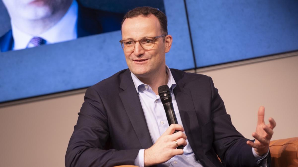 Jens Spahn schreibt in seinem neuen Buch "Wir werden einander viel verzeihen m&uuml;ssen" &uuml;ber die Corona-Krise. (Foto)