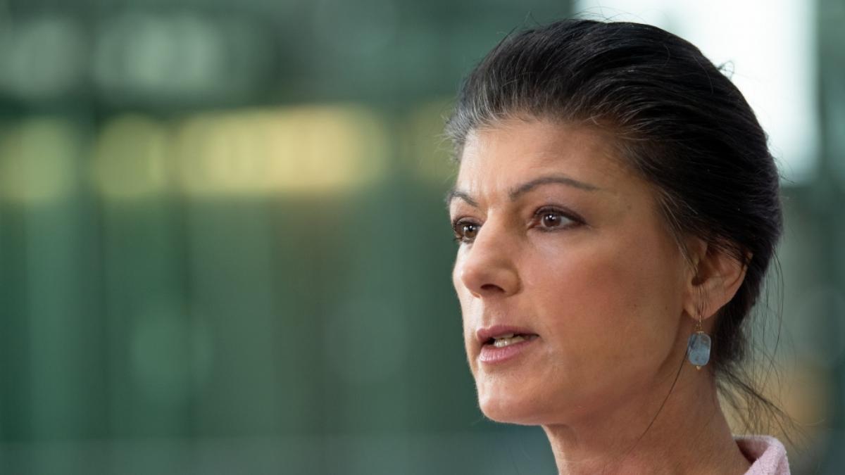 Sahra Wagenknecht, Bundesvorsitzende vom B&uuml;ndnis Sahra Wagenknecht (BSW) spricht bei einem Presse-Statement. (Foto)