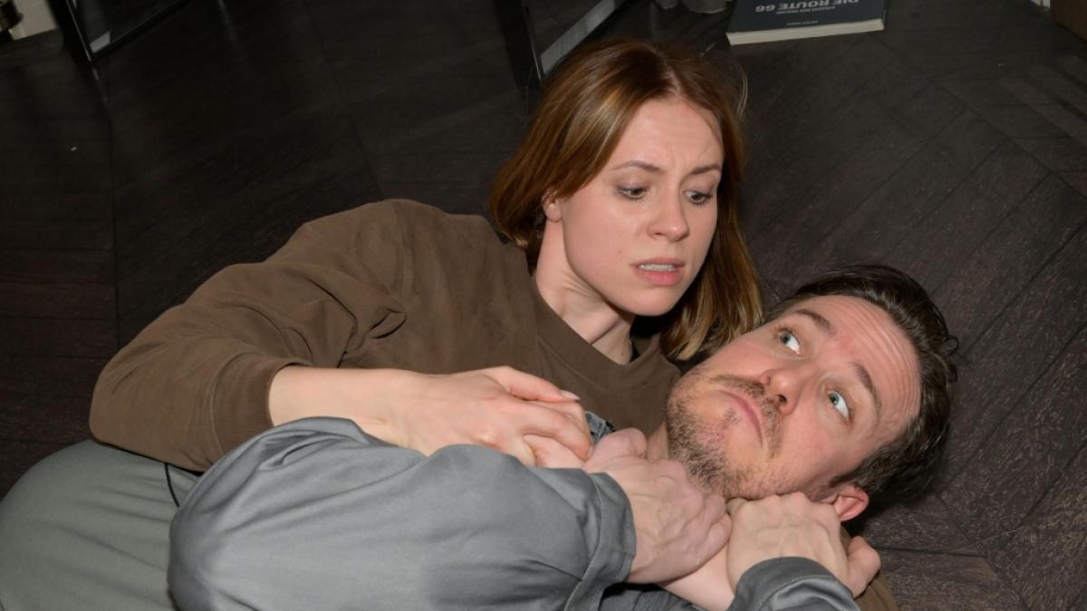 Zoe (Lara Dandelion Seibert) versucht Schrader (Leon Schr&ouml;der) zu &uuml;berw&auml;ltigen. (Foto)
