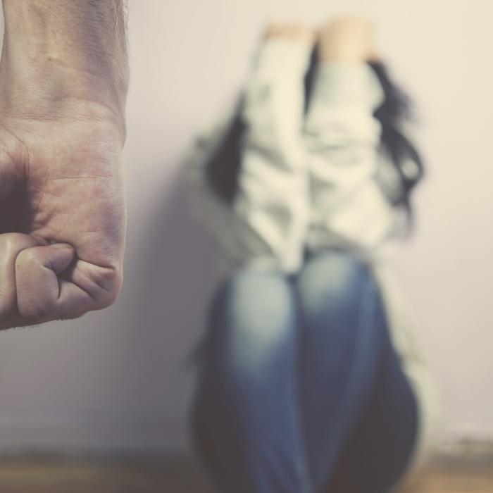 Sohn foltert Mutter fast zu Tode und hält Taten auf Video fest
