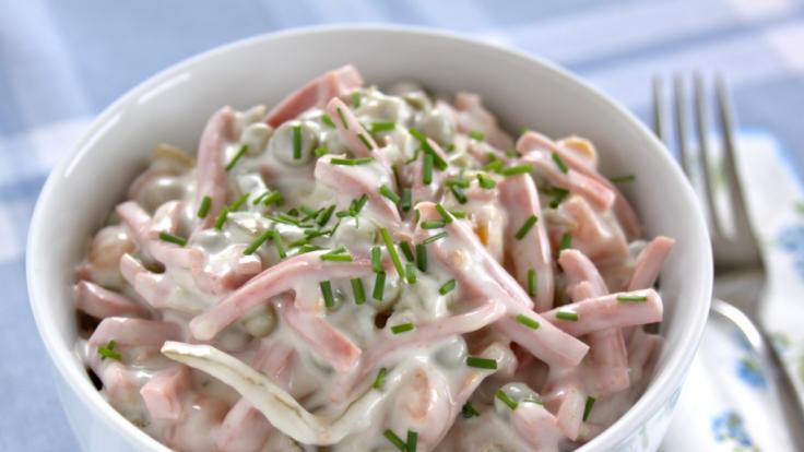 Ein Hersteller muss diverse Feinkostsalate zurückrufen.