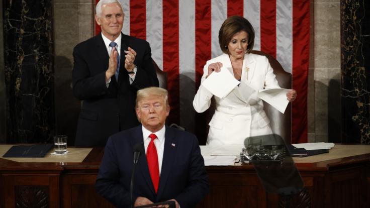 Demokratin Nancy Pelosi zerrisst Donald Trumps Rede zur Lage der Nation buchstäblich in der Luft.