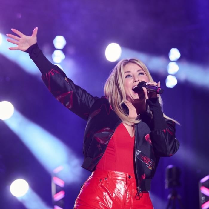 Hotpants-Hammer! Schlager-Sängerin begeistert mit Höschen-Auftritt