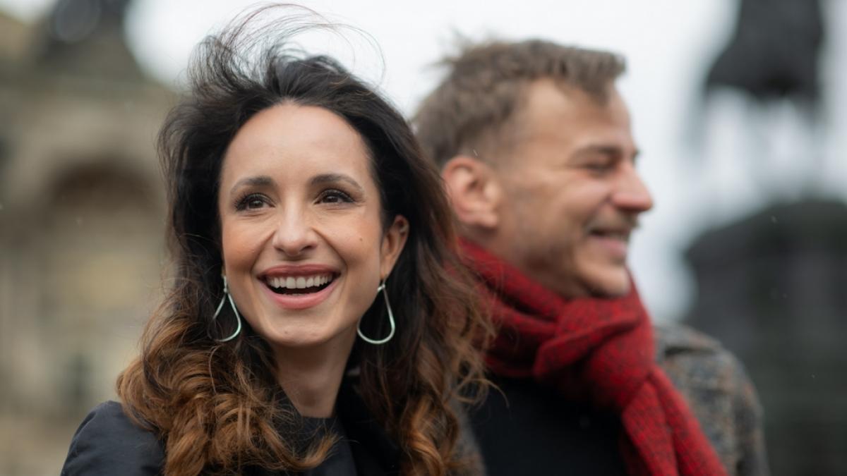 Schauspielerin Stephanie Stumph (l) steht mit ihrem Moderationspartner Tom Wlaschiha w&auml;hrend eines Pressetermins zum Semperopernball auf dem Theaterplatz vor der Semperoper. (Foto)