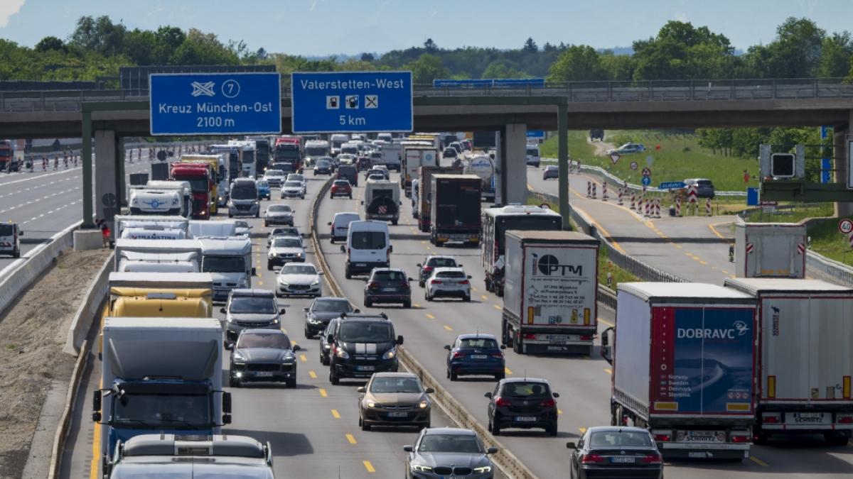 Auf deutschen Autobahnen drohen zum Pfingstwochenende Staus. (Foto)