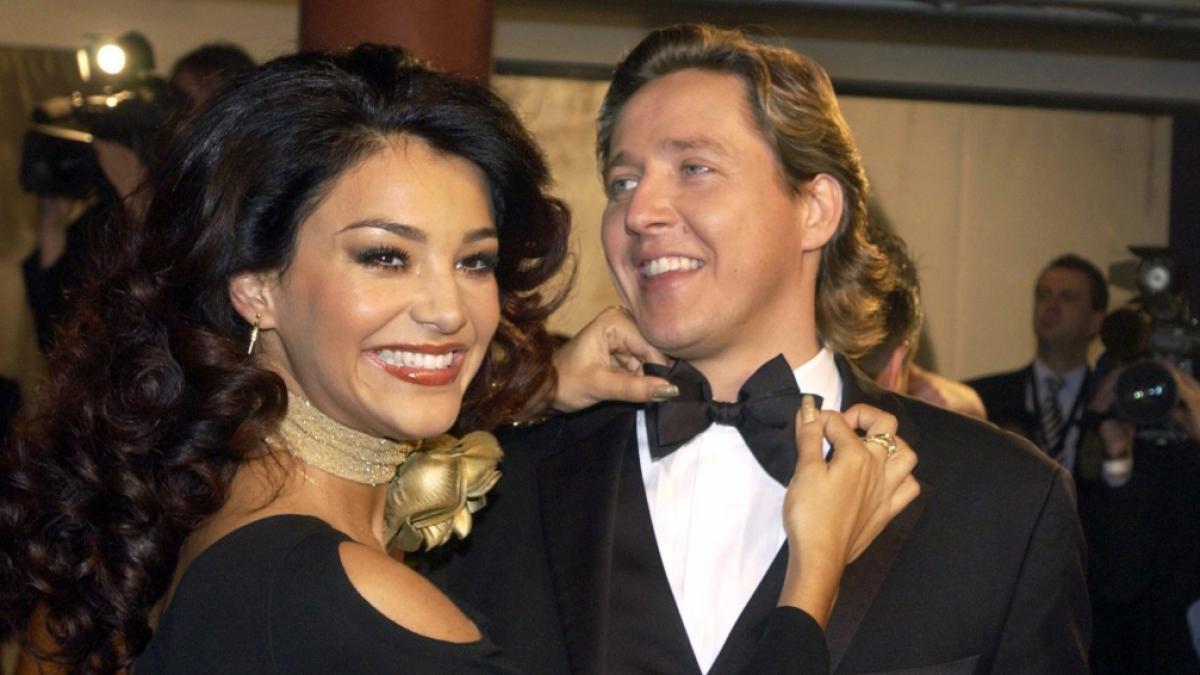 Schmunzelnd richtet Verona Feldbusch in Berlin vor Beginn der 54. Bambi-Verleihung 2002 ihrem Verlobten Franjo Pooth die Smoking-Fliege. (Foto)
