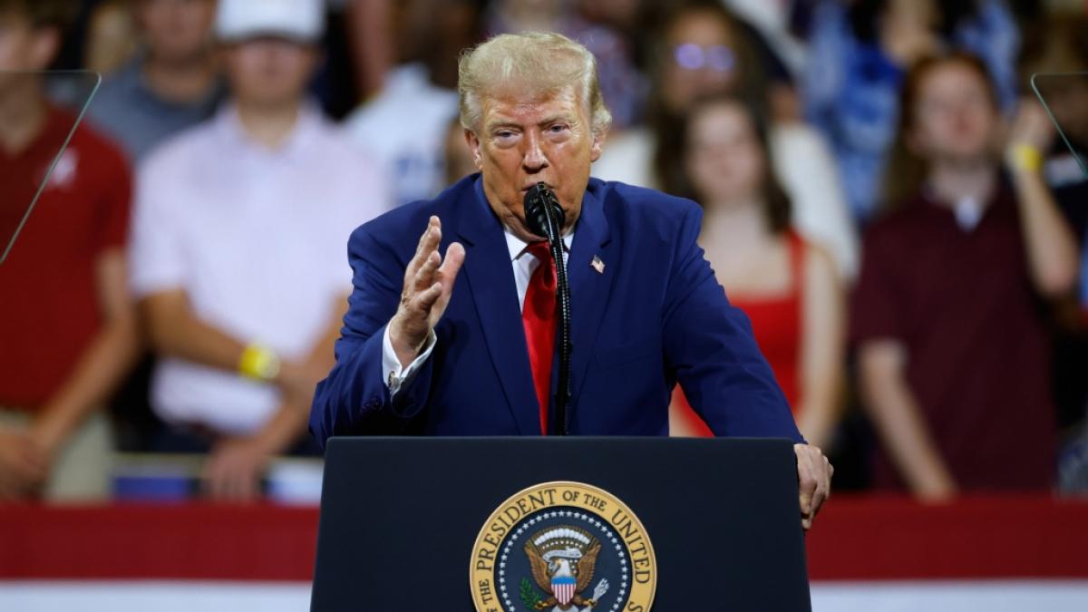 Donald Trump: Bluterguss sorgt f&uuml;r Wirbel &ndash; US-Pr&auml;sident heizt Gesundheits-Spekulationen an (Foto)