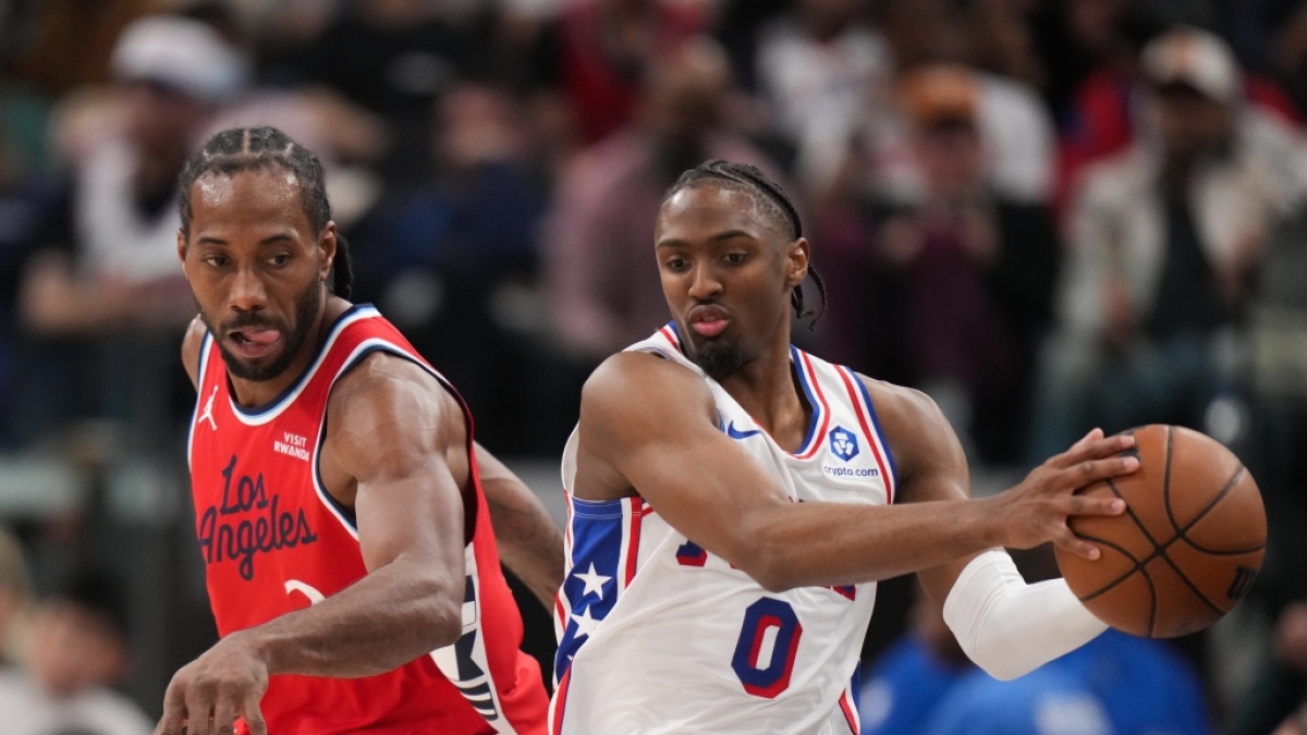 Tyrese Maxey von den Philadelphia 76ers schnappt sich den Ball gegen Kawhi Leonard von den Los Angeles Clippers, am 02.02.2026. (Symbolbild) (Foto)