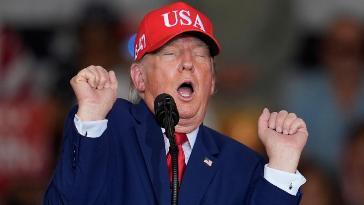 Donald Trump au&szlig;er Rand und Band: Bei einem Wahlkampfauftritt im US-Bundesstaat Georgia offenbarte der US-Pr&auml;sident erschreckende kognitive Defizite. (Foto)