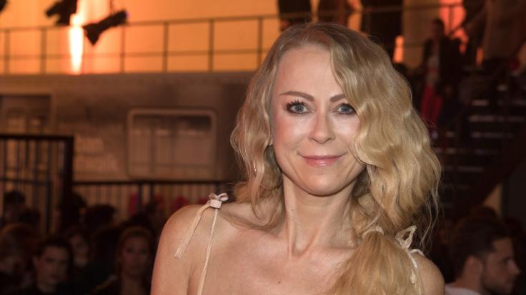 Jenny Elvers begeistert ihre Fans mit einem sexy Poledance-Schnappschuss.