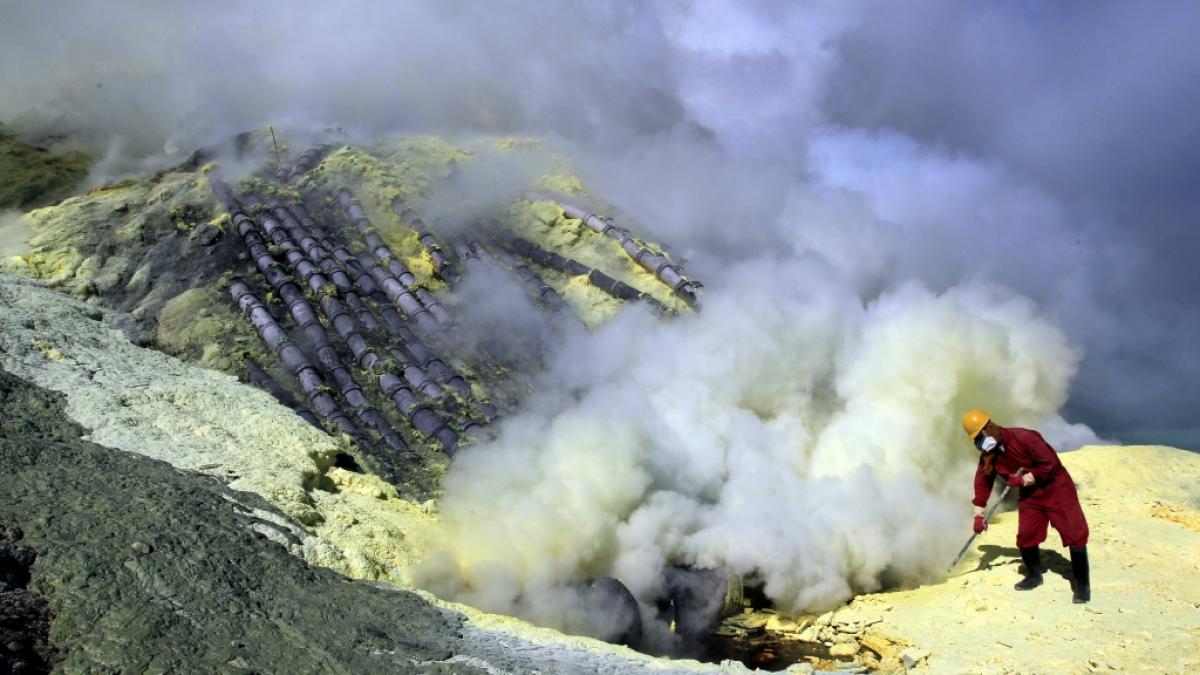 Der Vulkan Ijen in Indonesien ist nicht nur als Abbaust&auml;tte f&uuml;r Schwefel, sondern auch als Touristenmagnet bekannt. (Foto)