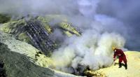 Der Vulkan Ijen in Indonesien ist nicht nur als Abbaustätte für Schwefel, sondern auch als Touristenmagnet bekannt.
