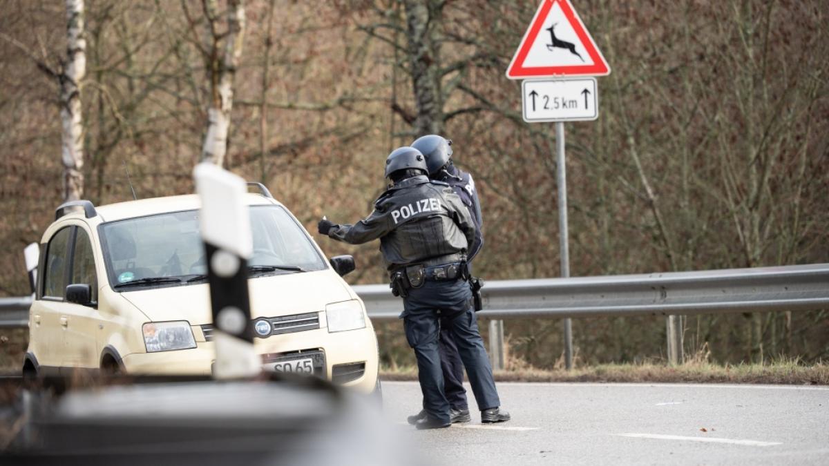 Nach den t&ouml;dlichen Sch&uuml;ssen auf zwei Polizisten in Kusel (Rheinland-Pfalz) und der Festnahme zweier Tatverd&auml;chtiger laufen die Ermittlungen auf Hochtouren. (Foto)