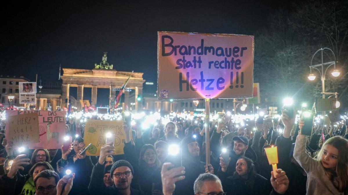 Bei der "Lichtmeer"-Demo in Berlin wurde gegen Rechts protestiert. Parteimitglieder der Gr&uuml;nen machen mit fr&ouml;hlichen Selfies von der Veranstaltung Schlagzeilen. (Foto)