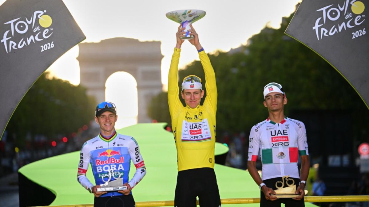 Der Slowene Tadej Pogacar, der das gelbe Trikot des Gesamtf&uuml;hrenden tr&auml;gt, feiert auf dem Podium seinen Sieg der Tour de France, neben dem Belgier Remco Evenepoel (Zweiter) und dem Mexikaner Isaac Del Toro (Dritter). (Foto)