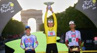 Der Slowene Tadej Pogacar, der das gelbe Trikot des Gesamtführenden trägt, feiert auf dem Podium seinen Sieg der Tour de France, neben dem Belgier Remco Evenepoel (Zweiter) und dem Mexikaner Isaac Del Toro (Dritter).